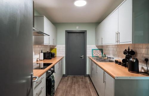 Upper Edmonton Maison | EDMONTON - 4 bedrooms, Sleeps 8, 3 bathroom Contractor Base