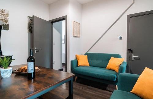 Upper Edmonton Maison | EDMONTON - 4 bedrooms, Sleeps 8, 3 bathroom Contractor Base