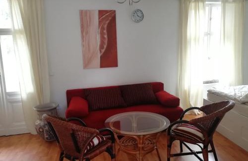 Steinhoefel Appartement | Ehemalige Bibliothek Apartment für 2 mit Küche Kamin Netflix Parken und Hofladen