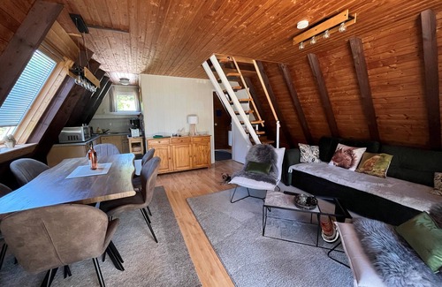 Feriendorf Eichwald Maison | Eichhörnchen-in der Natur Zuhause-fass-sauna im Garten