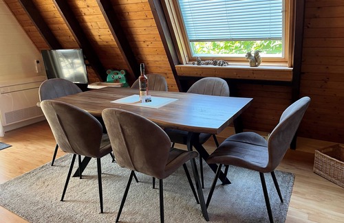 Feriendorf Eichwald Maison | Eichhörnchen-in der Natur Zuhause-fass-sauna im Garten