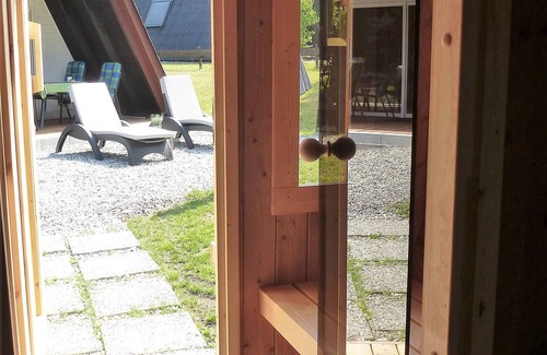 Feriendorf Eichwald Maison | Eichhörnchen-in der Natur Zuhause-fass-sauna im Garten