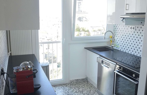 Grenelle Appartement | Vues sur la Tour Eiffel, nouvel appartement de luxe, ensoleillé, balcon, climatisation centrale