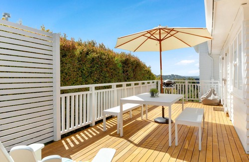 Oneroa Maison | Eight on Church - Eight on Church is a delightfully well-presented Premium holiday home conveniently located in Oneroa. Only a few minutes away from Oneroa Village, Mudbrick Restaurant and Vineyard and Cable Bay Vineyard, allowing it to be the ideal