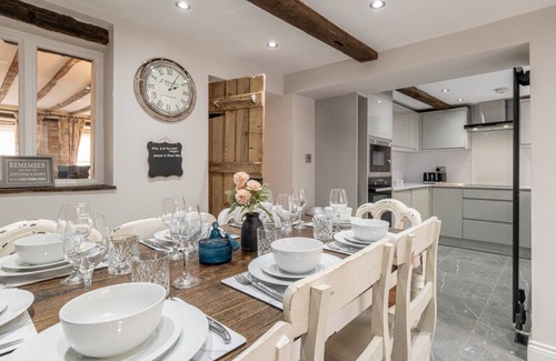 Malmesbury Cottage | Eilmers Cottage - Beautiful 4BD in Malmesbury!