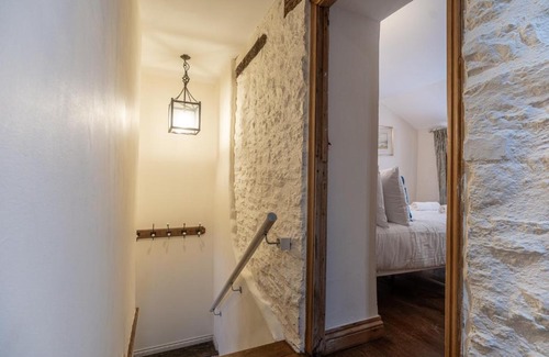 Malmesbury Appartement | Eilmers Cottage - Beautiful 4BD in Malmesbury!
