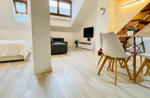 Biescas Appartement | El Ático Nuevo en el centro con ascensor, garaje, aire acondicionado y WiFi