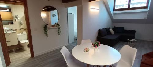 Biescas Appartement | El Ático Nuevo en el centro con ascensor, garaje, aire acondicionado y WiFi