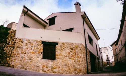 Hueva Maison | El Aprisco, con piscina climatizada en Hueva-Guadalajara