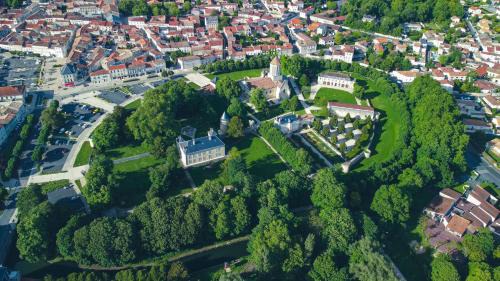 Surgeres Appartement | El Castillo Face au Château et Climatisé