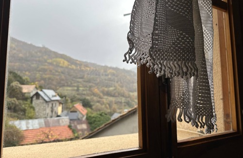 Larrede Maison | El Rincón de Cayetana - House with fireplace, garden and barbecue -National Park