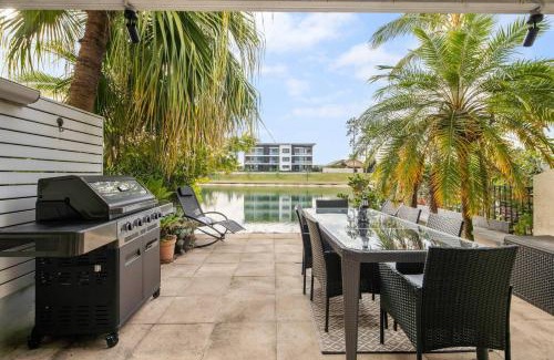 Elanora Maison | Elanora Oasis - Lakefront Serenity and Resort Living