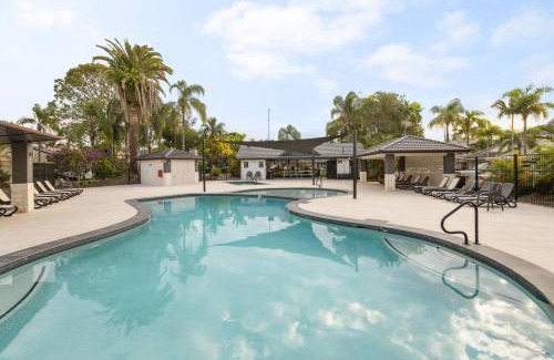 Elanora Maison | Elanora Oasis - Lakefront Serenity and Resort Living