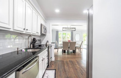 Huntington Station Appartement | Elegance @ Huntington | Spacious Family Apt | Yard
