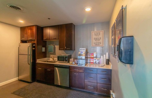 Grandview Heights Appartement | Elegant 1-Bedroom Luxury Unit with Pool Access