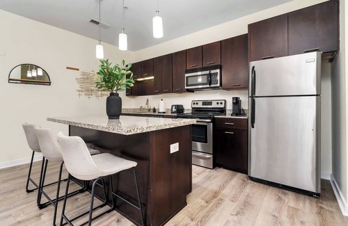 Grandview Heights Appartement | Elegant 1-Bedroom Luxury Unit with Pool Access