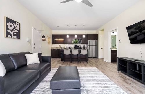 Grandview Heights Appartement | Elegant 1-Bedroom Luxury Unit with Pool Access