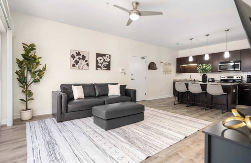 Grandview Heights Appartement | Elegant 1-Bedroom Luxury Unit with Pool Access
