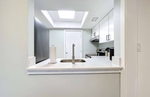 Lauderdale Harbours Copropriété | Elegant 1BR with Pool & Full Amenities