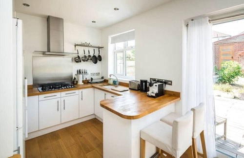 Knight's Hill Maison | Elegant 2BD House with Garden and Decked Patio