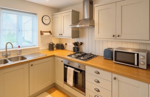Thirsk Maison | Elegant 2BD Townhouse in Thirsk: Cozy and Stylish