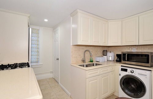 Little Italy Appartement | Elegant 2BR/1BA Apt in the Heart of NYC!