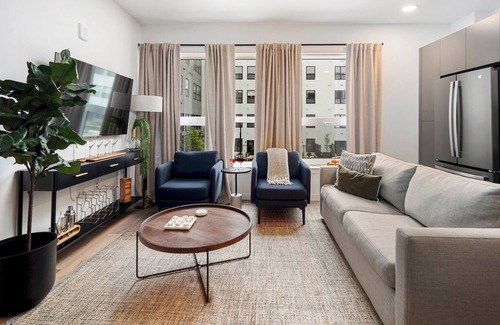 Everett Appartement | Elegant 2BR - 2BA Oasis with Pool & Gym