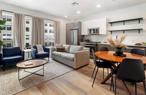 Everett Appartement | Elegant 2BR - 2BA Oasis with Pool & Gym