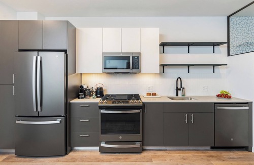 Everett Appartement | Elegant 2BR - 2BA Oasis with Pool & Gym