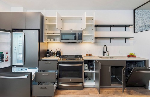 Everett Appartement | Elegant 2BR - 2BA Oasis with Pool & Gym