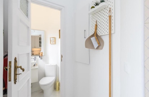 Avenida de Roma Appartement | Elegant 2BR Apart Vintage Elevator Subway
