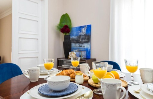 Avenida de Roma Appartement | Elegant 2BR Apart Vintage Elevator Subway