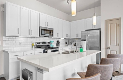 Montopolis Appartement | Elegant 2BR king suite, fast WiFi, 8 min to DT