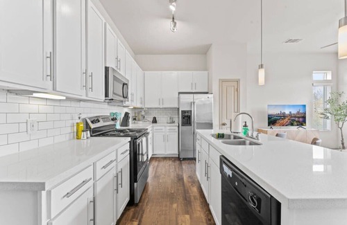 Montopolis Appartement | Elegant 2BR king suite, fast WiFi, 8 min to DT