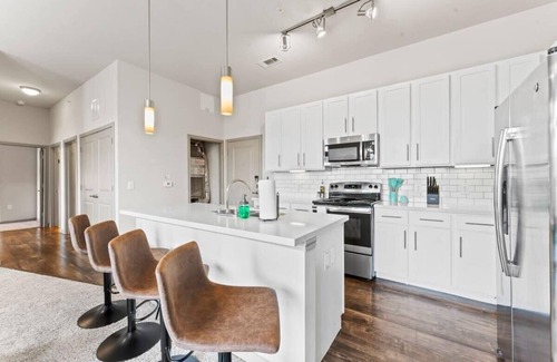 Montopolis Appartement | Elegant 2BR king suite, fast WiFi, 8 min to DT