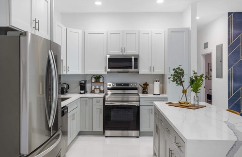 Ludlam Maison | Elegant 3 bdr 8 beds 2.5 bth Coral Gables 2 King