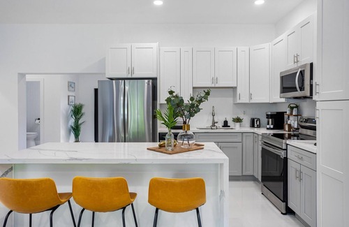 Ludlam Maison | Elegant 3 bdr 8 beds 2.5 bth Coral Gables 2 King