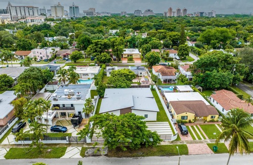Ludlam Maison | Elegant 3 bdr 8 beds 2.5 bth Coral Gables 2 King