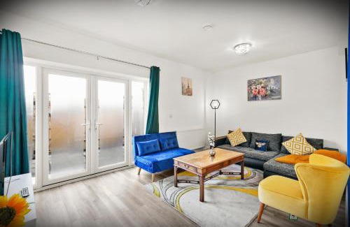 Turkey Street Appartement | Elegant 3-bed apartment with FREE onsite PARKING in Enfield - Out door Patio - Big savings on Longer Stays