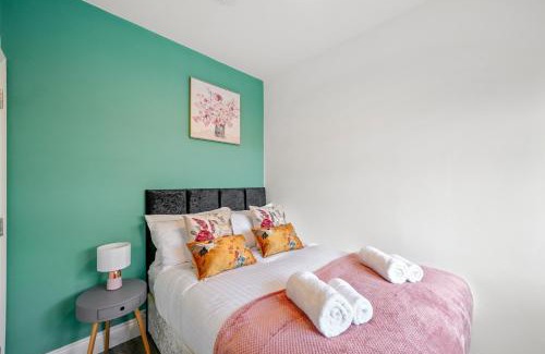 Turkey Street Appartement | Elegant 3-bed apartment with FREE onsite PARKING in Enfield - Out door Patio - Big savings on Longer Stays