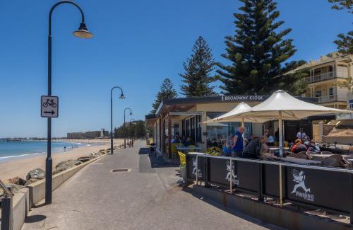 Glenelg South Maison | Elegant 3-Bed Home Steps from Sunny Glenelg Beach