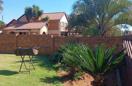 Kempton Park Maison | Elegant 3-Bedroom Retreat Near OR Tambo Airport with WiFi and secure parking