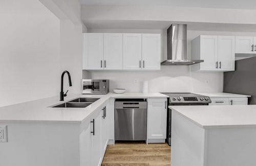 Cambridge Maison | Elegant 3-Story Townhouse | Ensuite Bath, Office & Free Parking