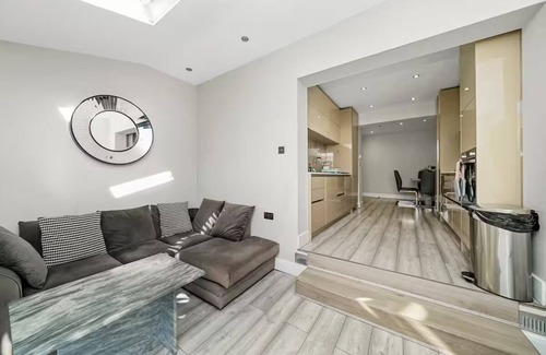 Becontree Maison | Elegant 3Bed Family Home in Chadwell Heath | Pass the Keys