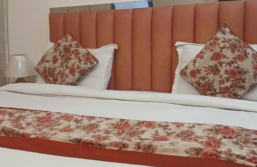 New Delhi Appartement | Elegant 3BHK Serviced Apartment | Gated Society | Near Deer Park