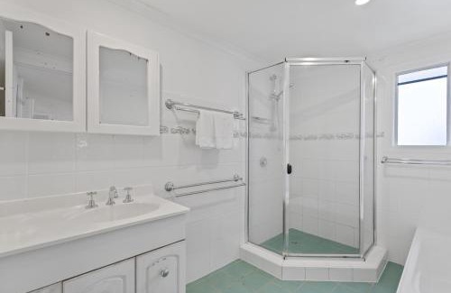 Newmarket Maison | Elegant 4-Bed Home Near Shops & Dining