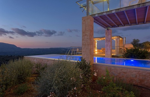 Apokoronas Villa | Élégante villa de 4 chambres très proche de la mer avec une vue imprenable sur la mer