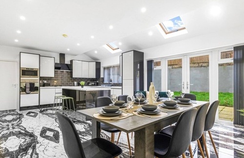 Tipton Maison | Elegant 5 Bedroom House/Free Parking/Yard
