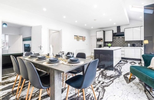 Tipton Maison | Elegant 5 Bedroom House/Free Parking/Yard