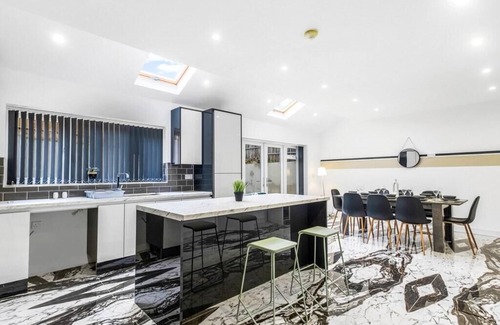 Tipton Maison | Elegant 5 Bedroom House/Free Parking/Yard